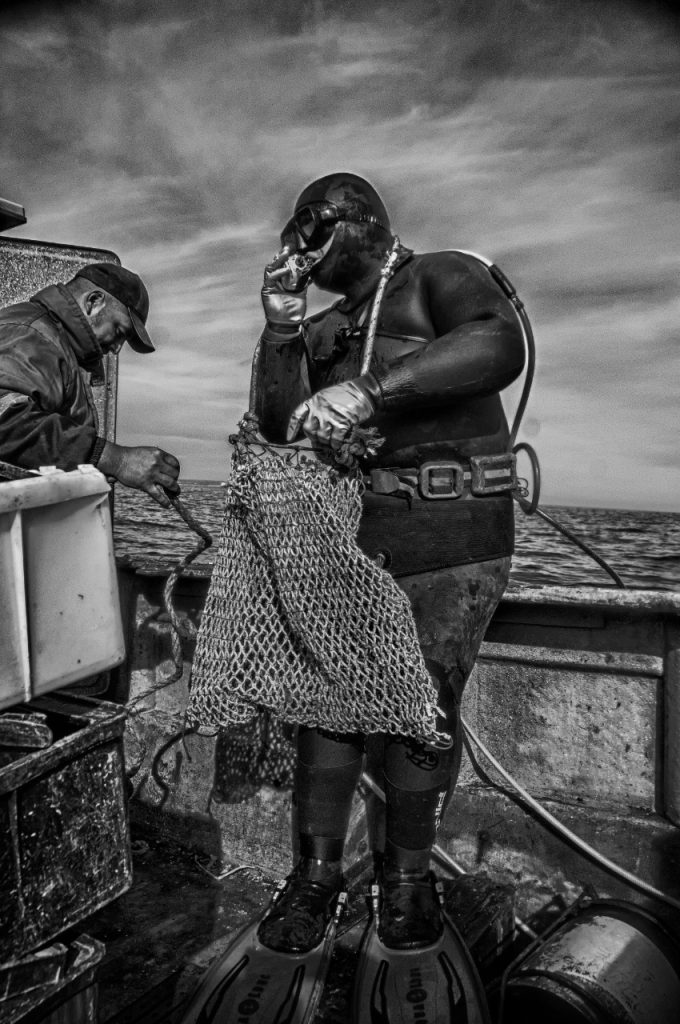 Buzo con regulador en la boca y salavardo colgando.Foto_ Claudio Nicollini_