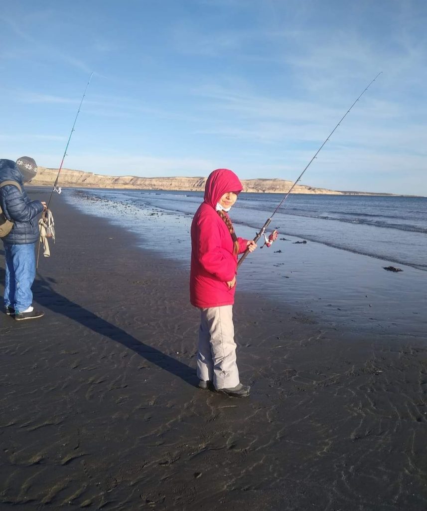 Joven pescadora de playa. Foto Familia Lagos Maldonado