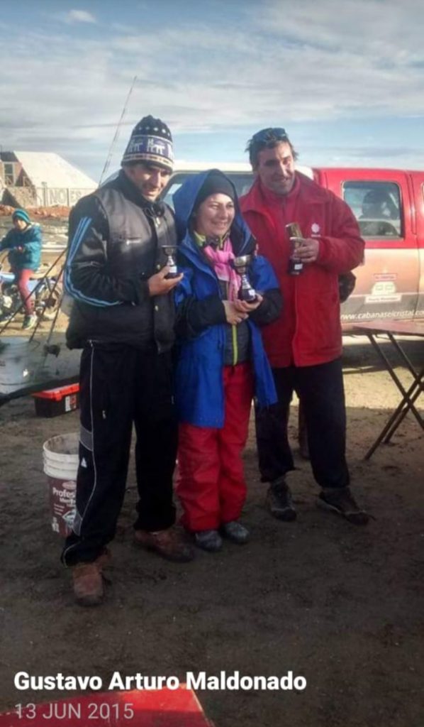 Torneo de pesca. Recibiendo premios. Foto Familia Lagos